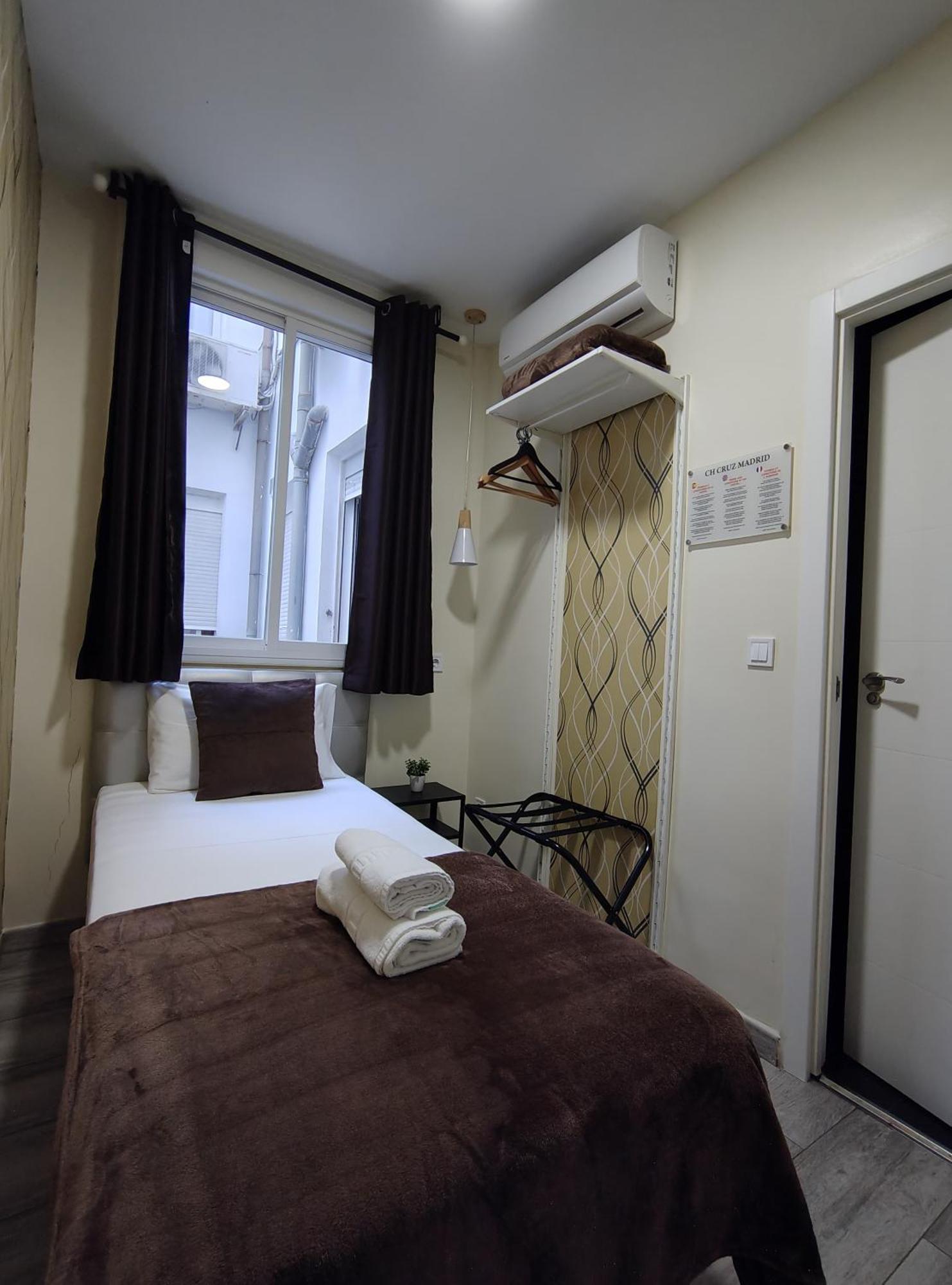 Ch Cruz Madrid Hotel Bagian luar foto