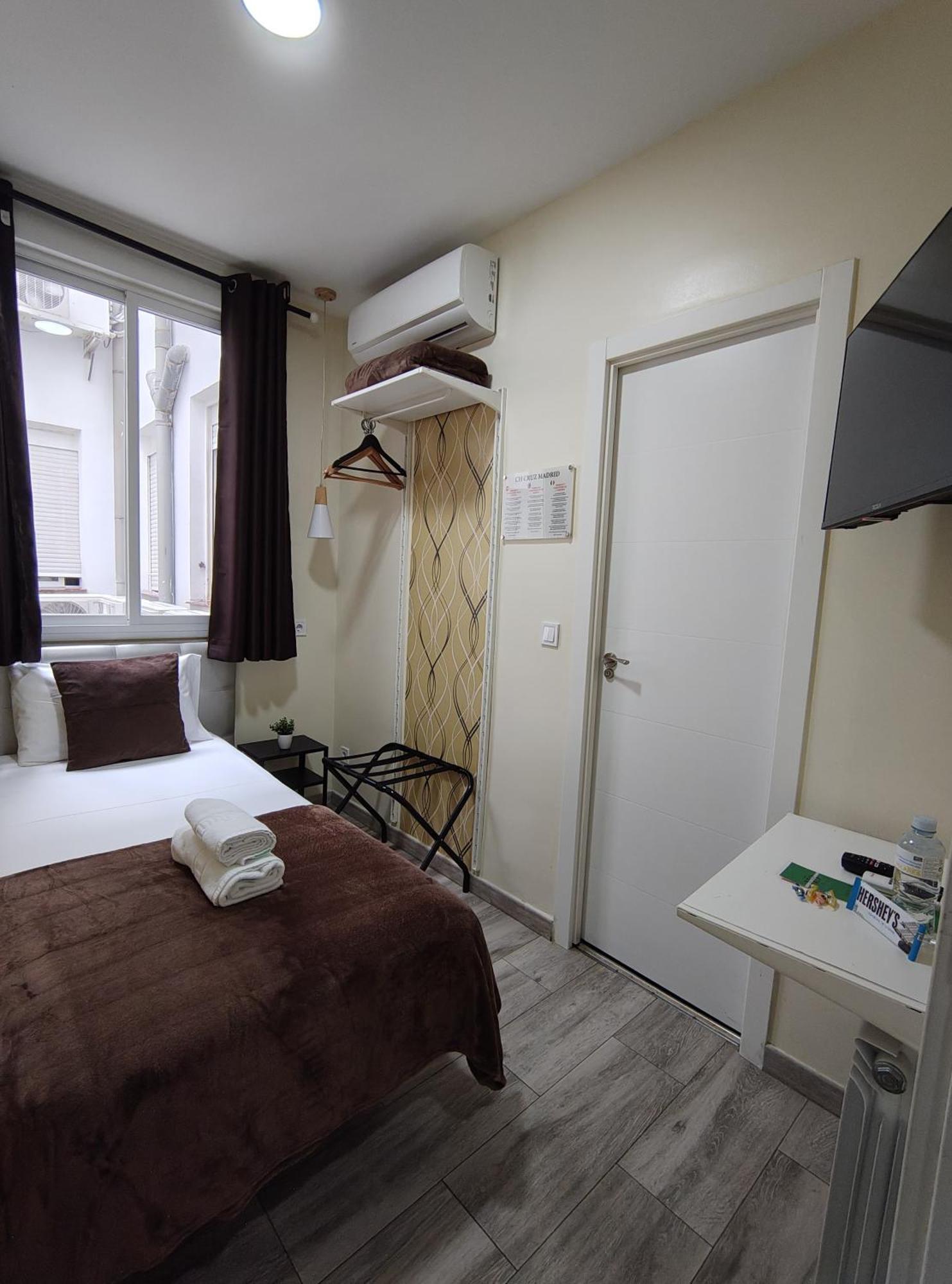 Ch Cruz Madrid Hotel Bagian luar foto
