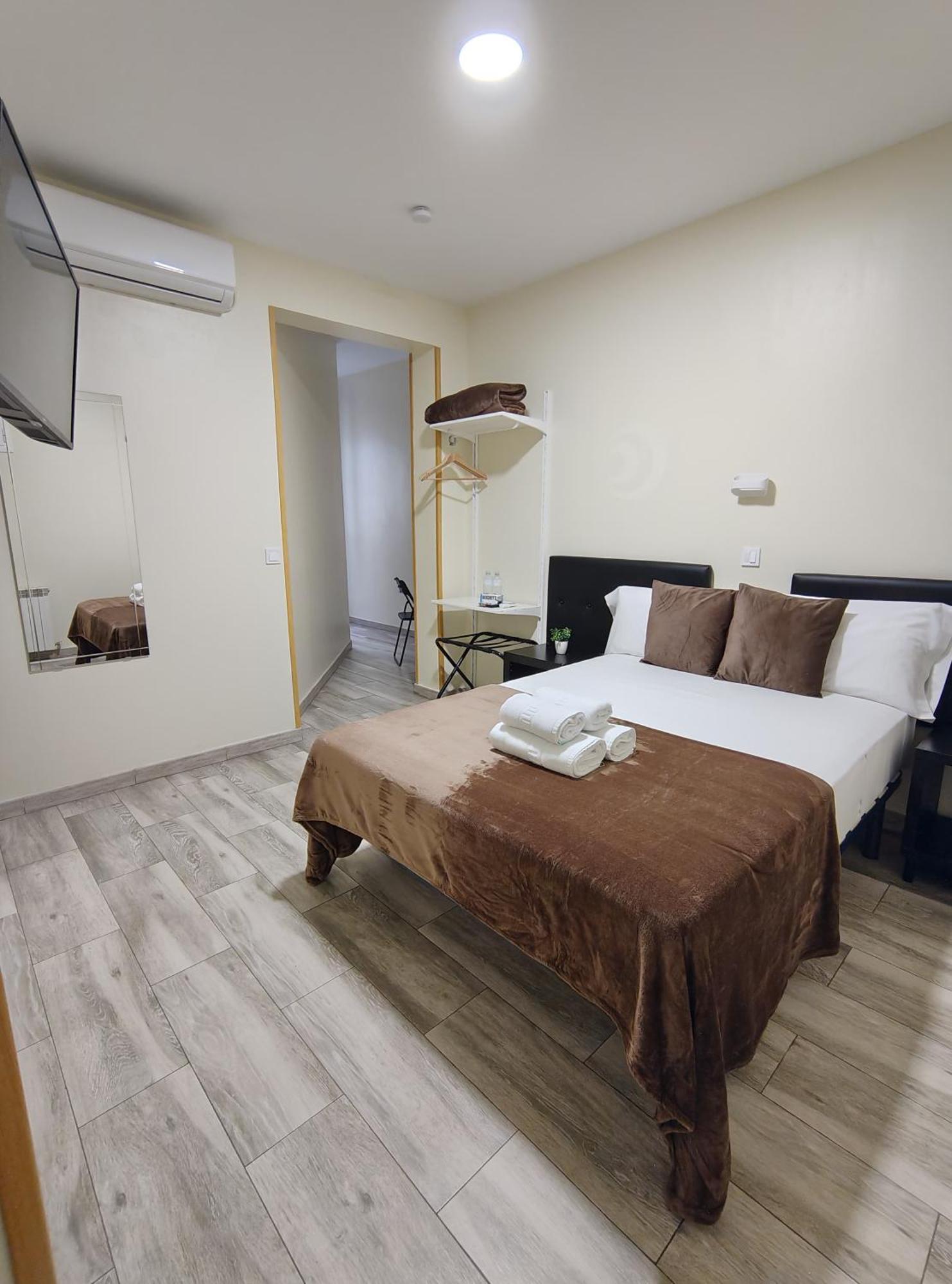 Ch Cruz Madrid Hotel Bagian luar foto