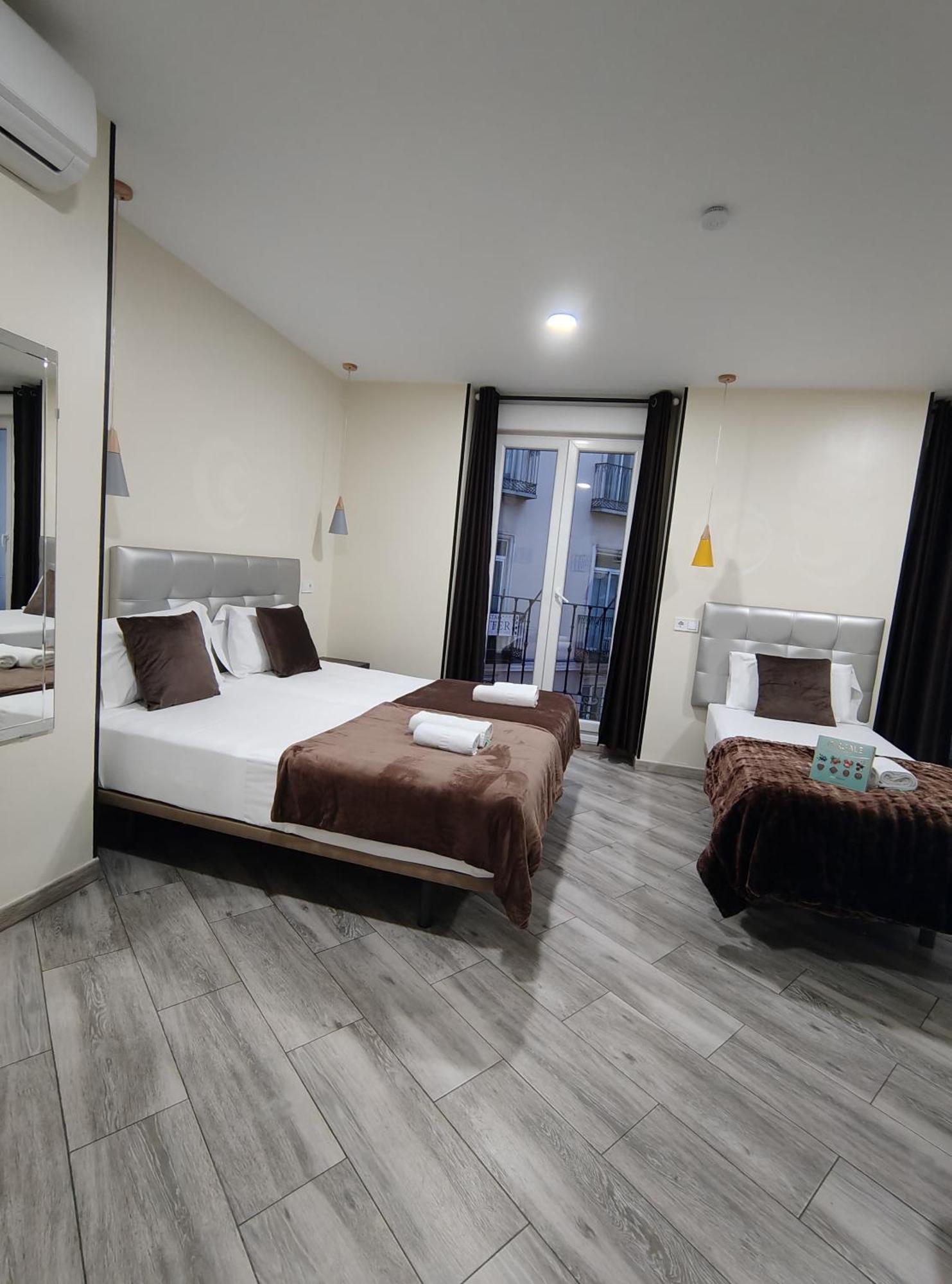 Ch Cruz Madrid Hotel Bagian luar foto