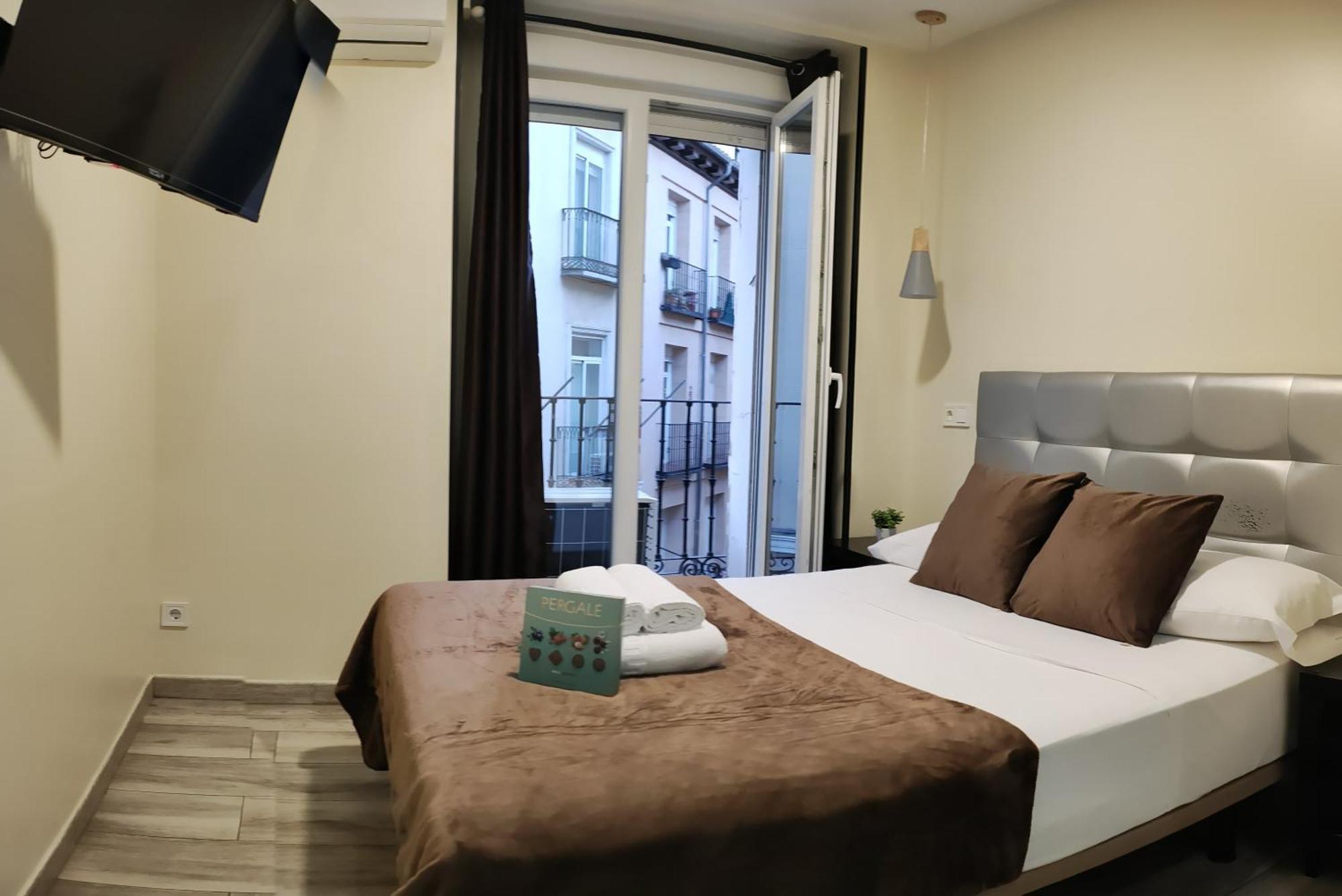 Ch Cruz Madrid Hotel Bagian luar foto