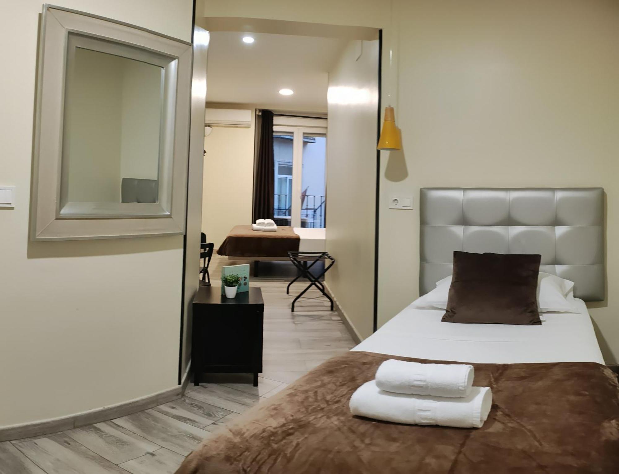 Ch Cruz Madrid Hotel Bagian luar foto