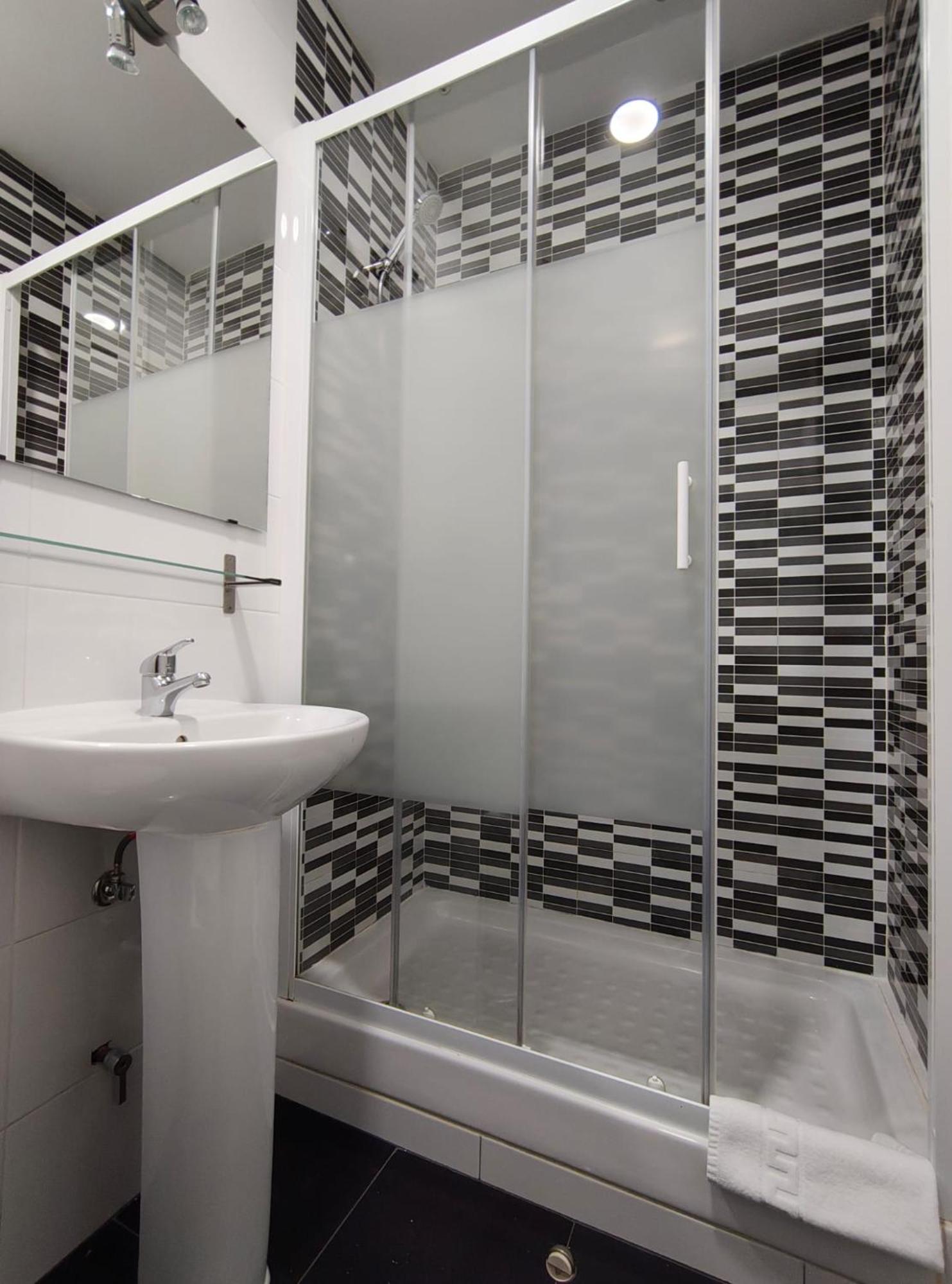 Ch Cruz Madrid Hotel Bagian luar foto