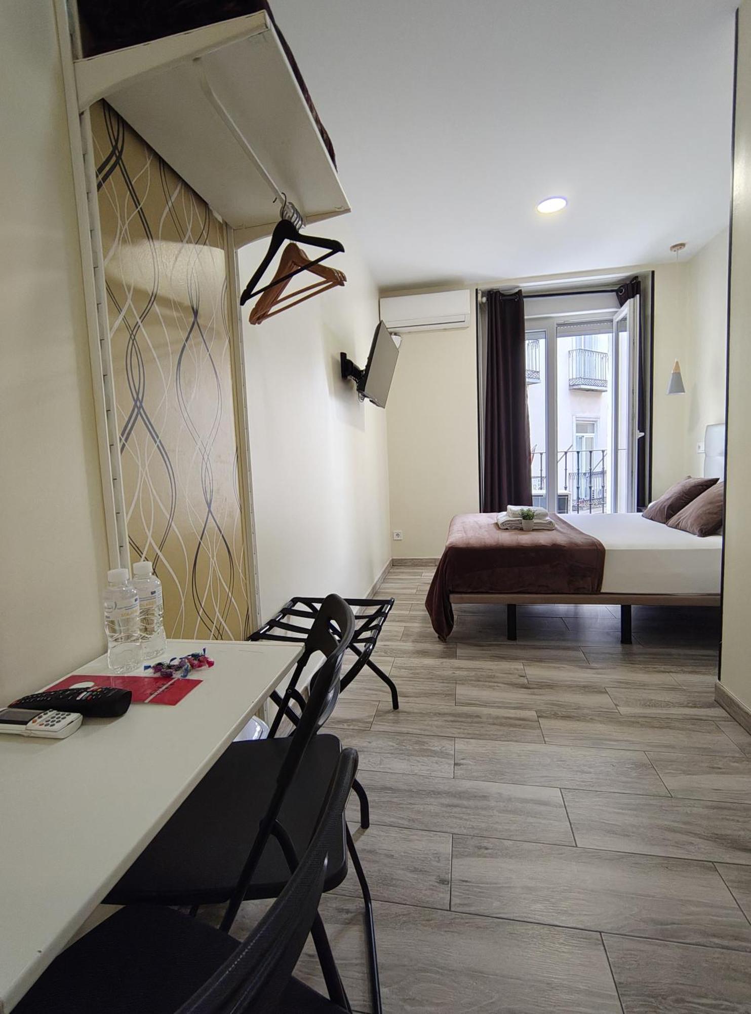 Ch Cruz Madrid Hotel Bagian luar foto
